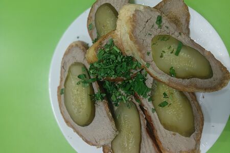 Бутерброды с печенью, солеными огурчиками