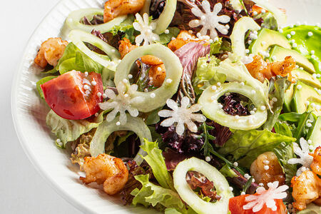 Микс салатов с обжаренными тигровыми креветками