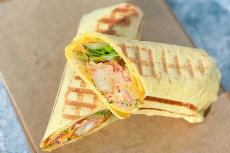 Шаверма с креветками, овощами, луком и соусом том ям