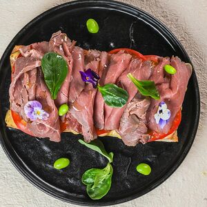 Брускетта с домашней пастрами из говядины