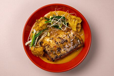 Спинка трески в кокосовом соусе карри масала