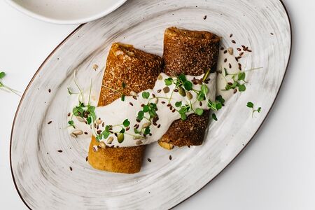 Безглютеновые блинчики с растительным мясом и зеленым луком