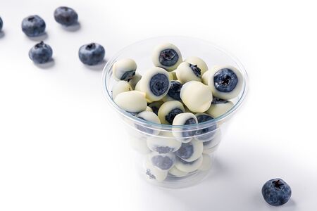 Голубика в белом шоколаде в стакане 