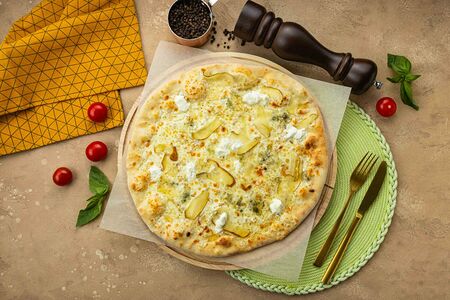 Пицца Груша-горгонзола