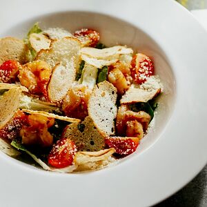 Салат Цезарь с тигровыми креветками