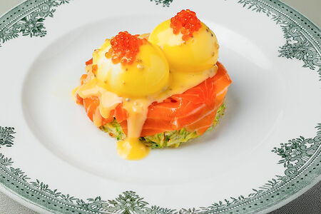 Оладьи из цукини с форелью и яйцом