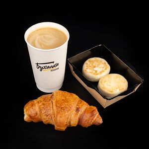 Капучино, сырники, круассан с малиной