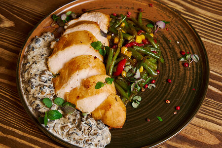 Филе цыпленка с кенийской фасолью и сливочно-грибным соусом