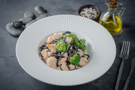 Неро с креветками, лососем и брокколи