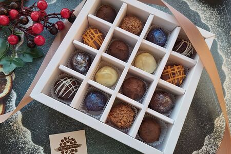 Подарочный набор 16 сырных конфет ручной работы ассорти