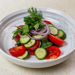 Салат из огурцов и помидоров с маслом