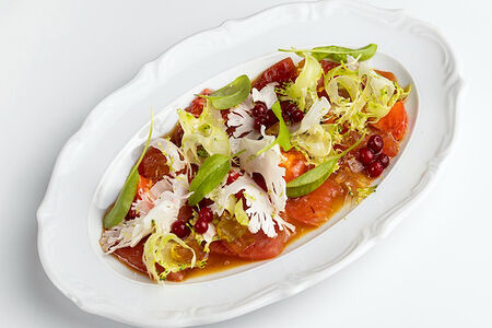 Крудо из тунца с томатным желе и моченой брусникой