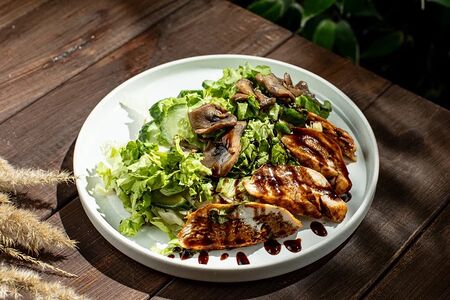 Салат с индейкой и шампиньонами на гриле