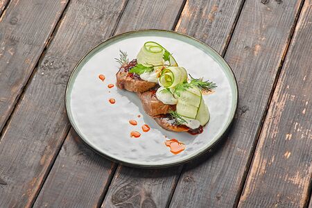 Говяжий язык гриль с луковым мармеладом