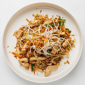 Жареный рис с овощами и куриным филе