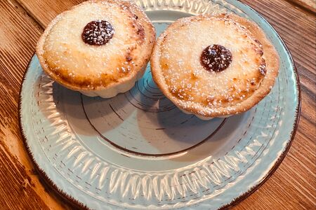 Тарталетка с ежевикой и творогом