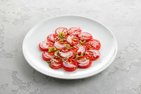 Карпаччо из спелых томатов, с ялтинским луком и кахетинским маслом180