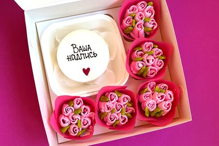 Набор Бенто-торт с вашей надписью и 5 капкейков тюльпаны