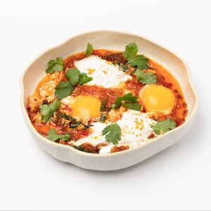 Яичница Менемен с сыром страчателла, жареным шпинатом и хлебушком