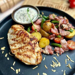 Стейк из индейки на гриле с зеленой фасолью и черри