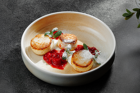 Сырники с малиновым конфитюром