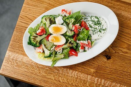 Салат с крабом, брокколи и соусом тартар