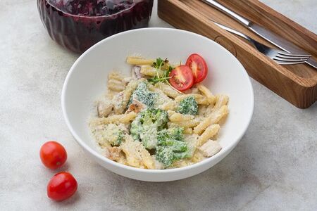 Джемелли сливочная паста с куриной грудкой, брокколи, болгарским перцем и сыром пармезан