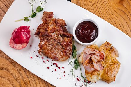 Свиная шейка с битым картофелем 