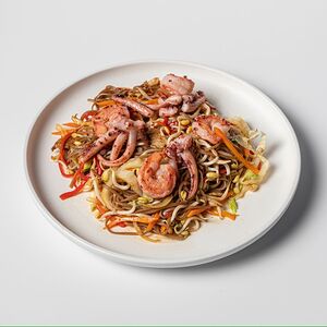  Якисоба с креветками и щупальцами кальмара 