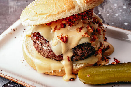 Бургер с жареными вешенками и двойным сыром