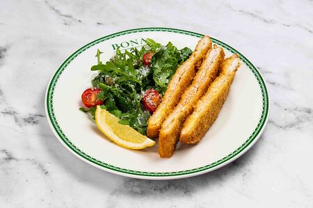 Куриный шницель с салатными листьями