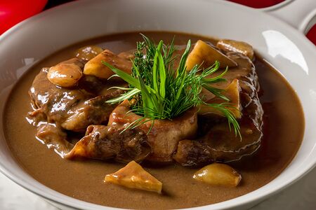 Томлёная телячья рулька