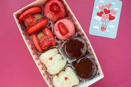 Сет макарон и моти №3 на 8 марта S