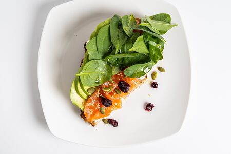 Авокадо-тост с лососем