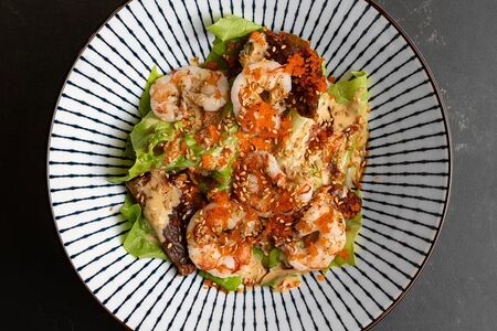 Салат с креветкой и вялеными томатами в соусе спайси