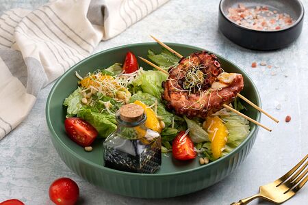 Салат из жареного осьминога