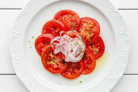 Свежие помидоры с красным луком