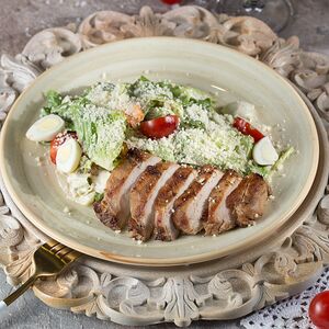 Салат Цезарь с курицей