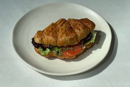 Круассан с лососем и соусом песто