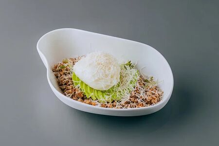 Каша гречневая с пашот, авокадо, пармезаном