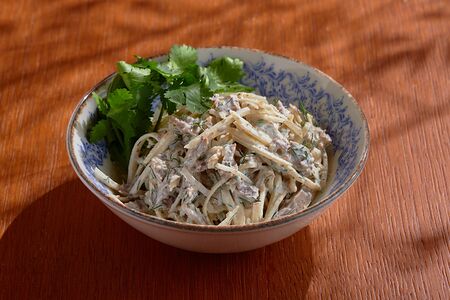 Салат с языком и дайконом