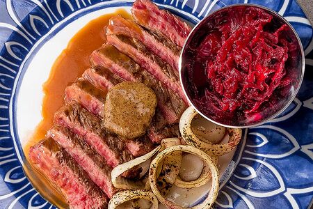 Стейк бавет с соусом Релишь из Кера