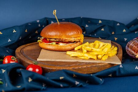 Калифорнийский бургер с куриной котлетой с фри