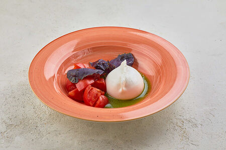 Буррата со спелыми томатами