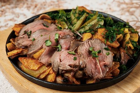 Фирменная жаровня с ростбифом, картофелем и грибами 