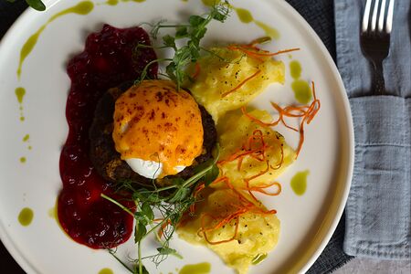 Бифштекс с брусничным соусом