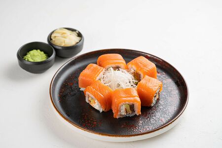 Ролл Филадельфия с двойным лососем