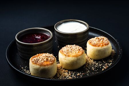 Сырники с миндальным пралине и малиновым джемом
