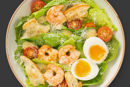 Цезарь с тигровыми креветками