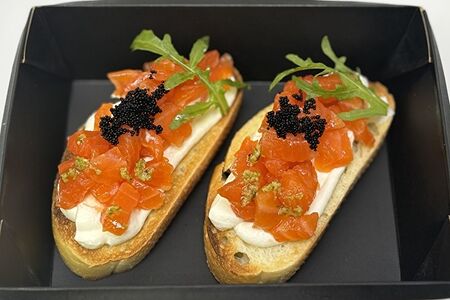 Брускетта с лососем песто